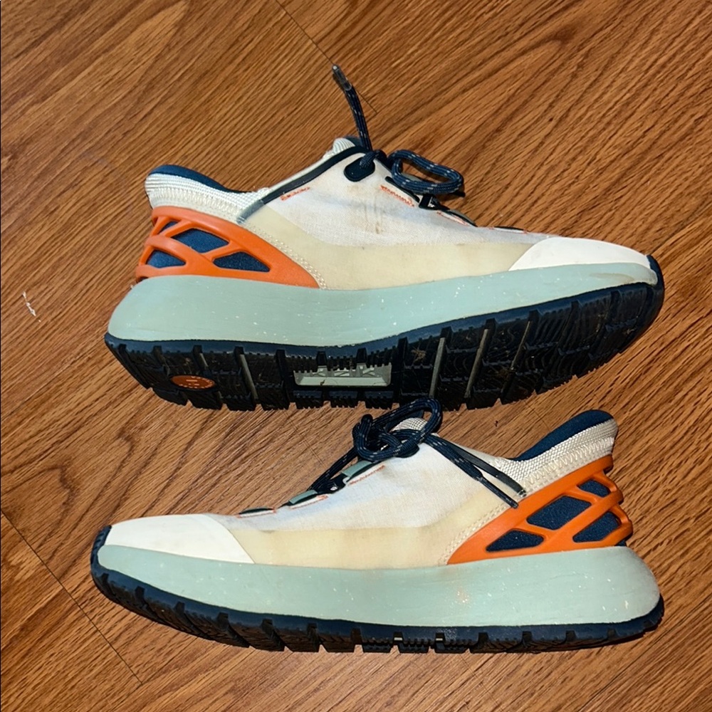 Stylish Beige and Black Sneakers - Picture 3 of 6